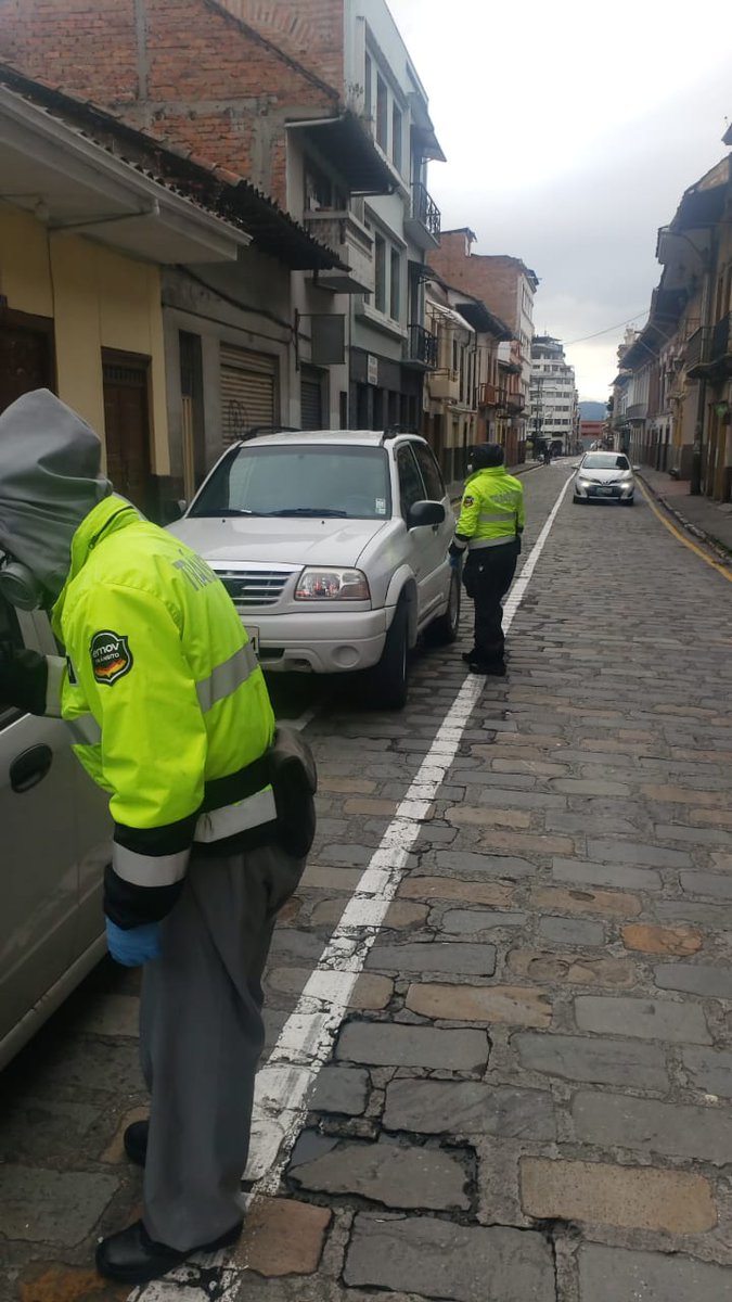 emov_ep's tweet photo. Continuamos ejecutando operativos de control en diferentes sectores de la ciudad. Verificamos que se cumpla con la restricción vehicular establecida. 

@MunicipioCuenca @pedropalaciosu @UNSIONTV https://t.co/N9HG39q0cf