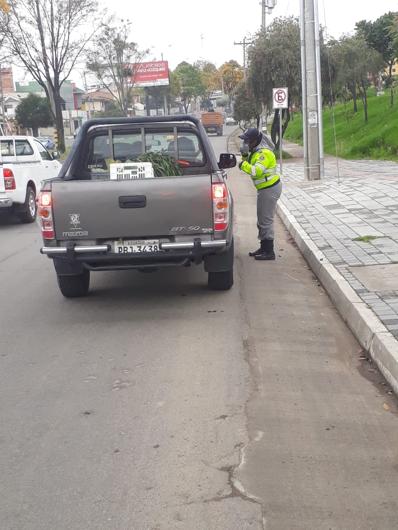 emov_ep's tweet photo. Continuamos ejecutando operativos de control en diferentes sectores de la ciudad. Verificamos que se cumpla con la restricción vehicular establecida. 

@MunicipioCuenca @pedropalaciosu @UNSIONTV https://t.co/N9HG39q0cf