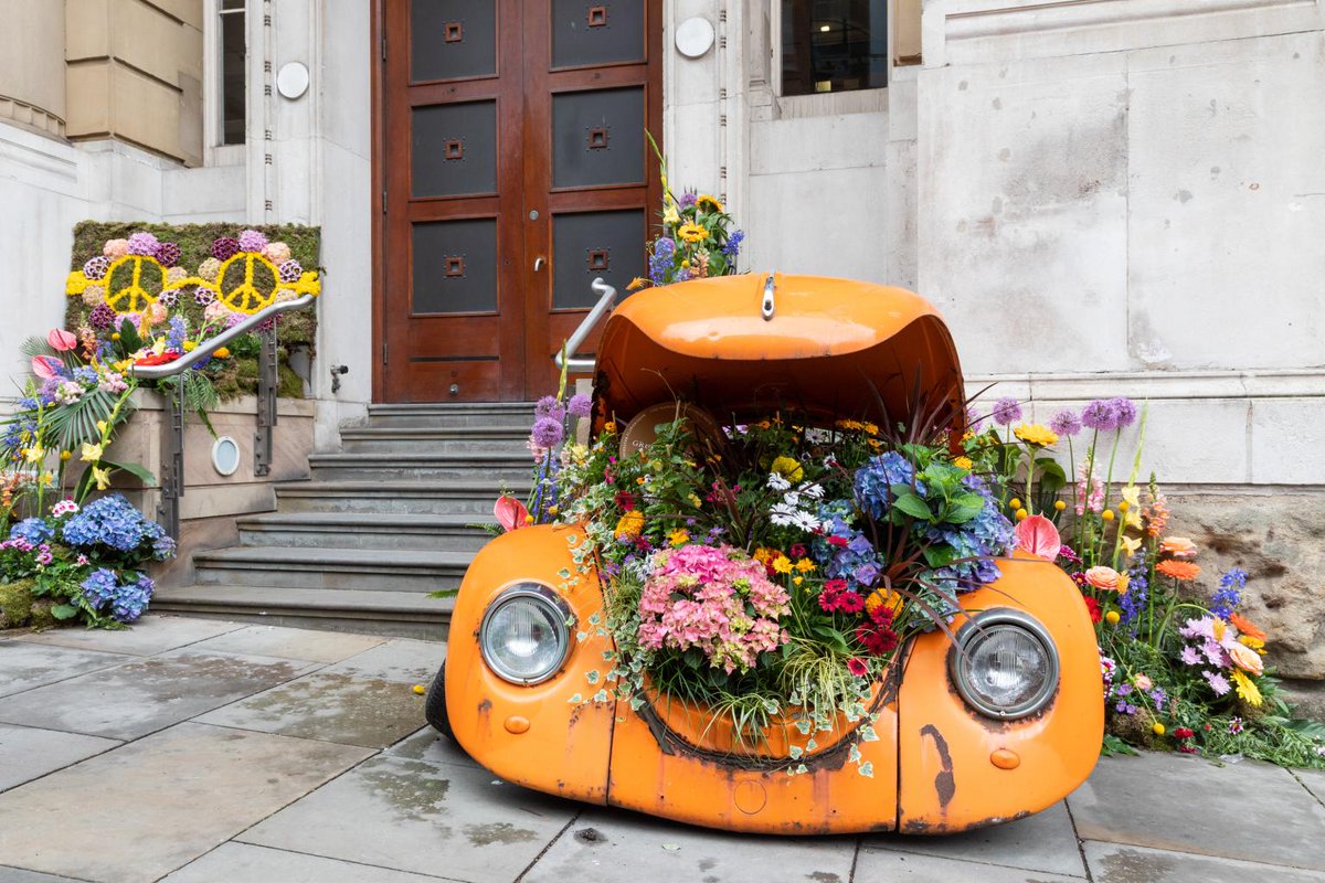 KingStFestival's tweet photo. We were crossing our fingers.. but sadly @ManchesterBID's early June #KingStreetFestival is indeed cancelled

We'll hopefully be back with beautiful #MCRFlowerShow blooms, outdoor eats, live music &amp; VIP shopping next year 🌼

#Manchester @KingStreetMCR @CityLifeManc https://t.co/n6OeYvHVED