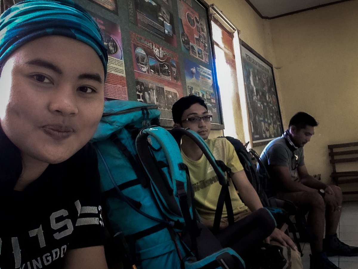 Den_Suji's tweet photo. Briefing Before Hiking

Salah satu persyaratan mendaki semeru harus melalui proses mendengarkan dan memahami apa yang disampaikan oleh team relawan savior semeru.
Klik link di Bik untuk cerita lengkap pendakianku https://t.co/13JSIzfzKx