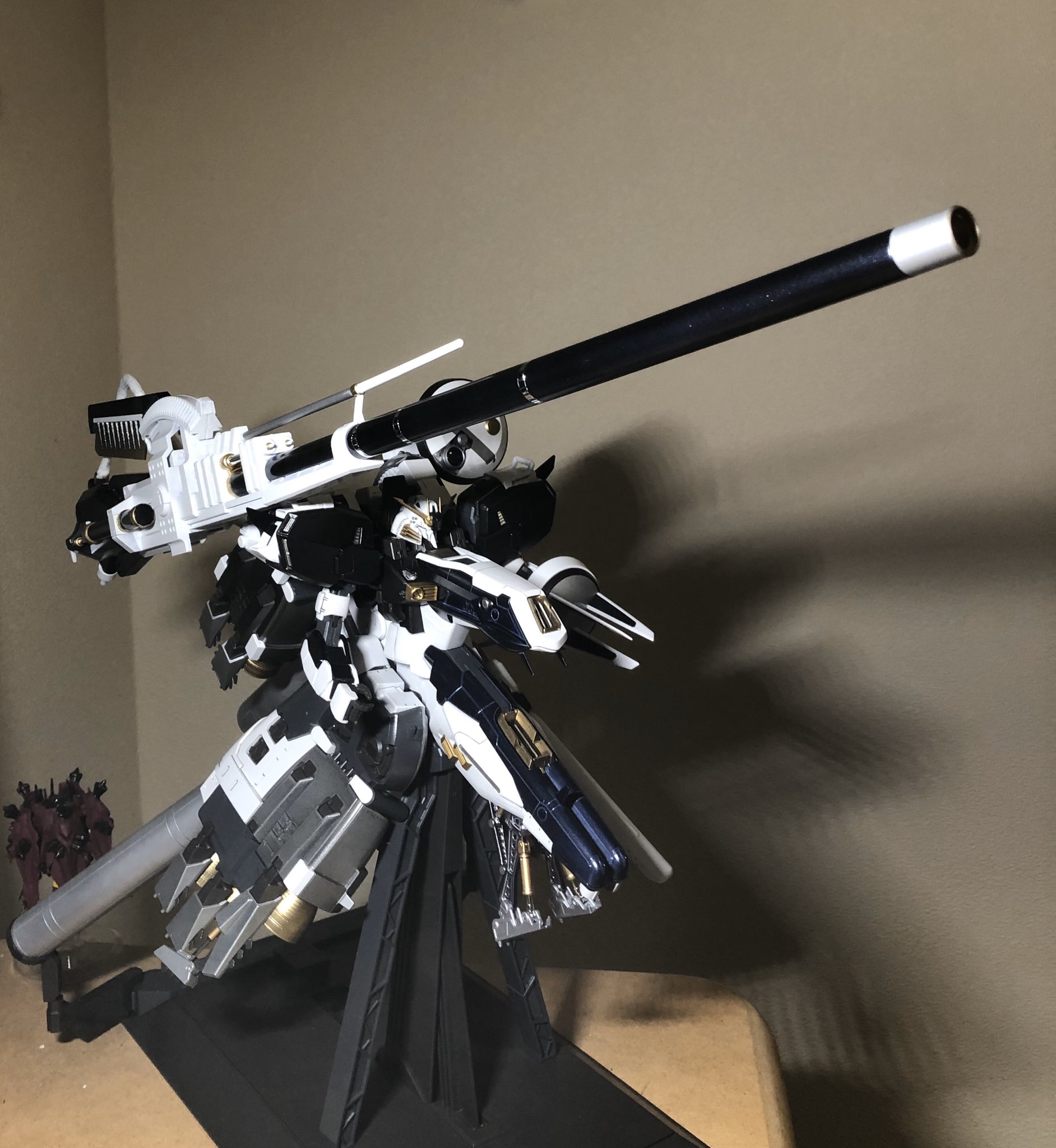 Twitter এ しいしい Mg ディープストライカー 進捗 メガ粒子砲 取り付けました なっがい さすが54 笑 ほぼ真っ白だったので ところどころメタリックブラック ダークマイカブルー ゴールドで部分塗装しました 明日スマートガン作っていよいよ完成です
