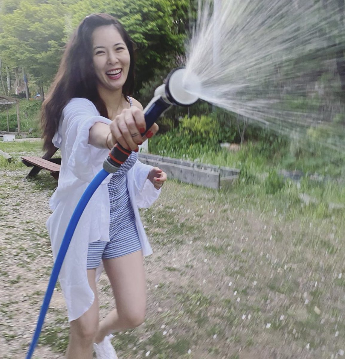 PaletteGG's tweet photo. 200504 INSTA - Shower time with #HyunA &amp; Dawn 💦 🚿💙🤍
 (a thread) https://t.co/ZdU6HU6K5M