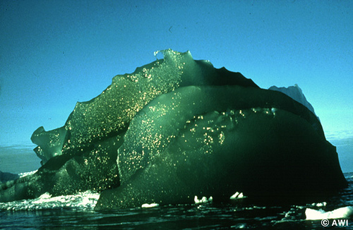 116. Gunung es bisa berwarna hijau, seperti di bawah ini. Warna hijau tersebut diyakini disebabkan oleh kandungan oksida besi. https://www.nationalgeographic.com/science/2019/03/icebergs-can-be-emerald-green-now-we-know-why/