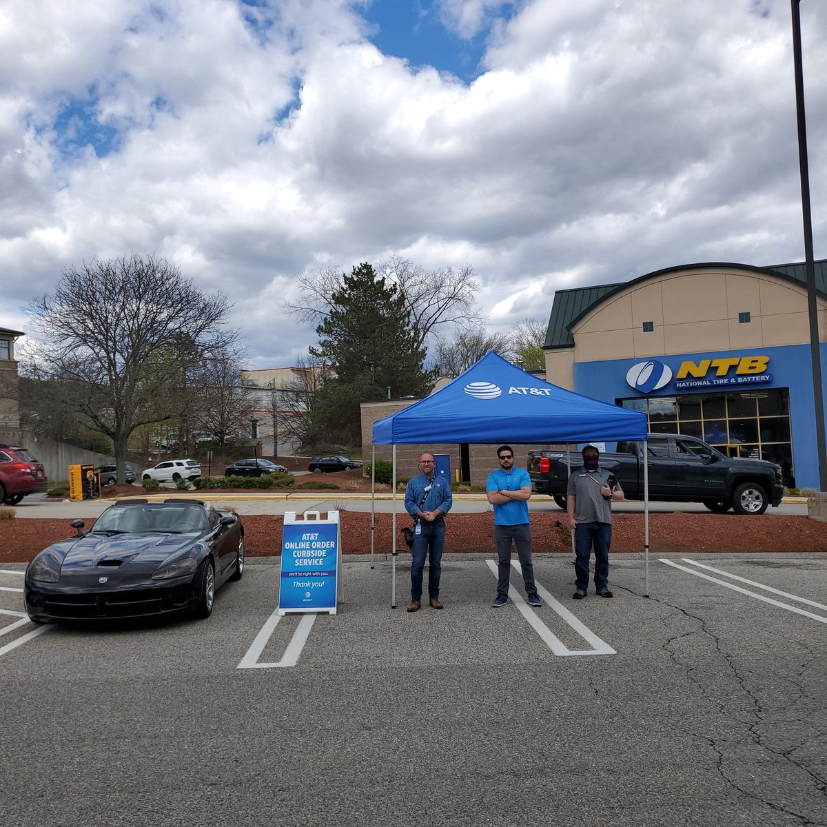 Nashua Outside Store: Curbside pickup in style! Stop by for all your entertainment needs, we're here to help. And talk about cars 😁!!!  #att #curbsidepickup #OurNE 
#ConnectingOurNE #WereAlllnThisTogether 
#FrontLineHeroes #atttv