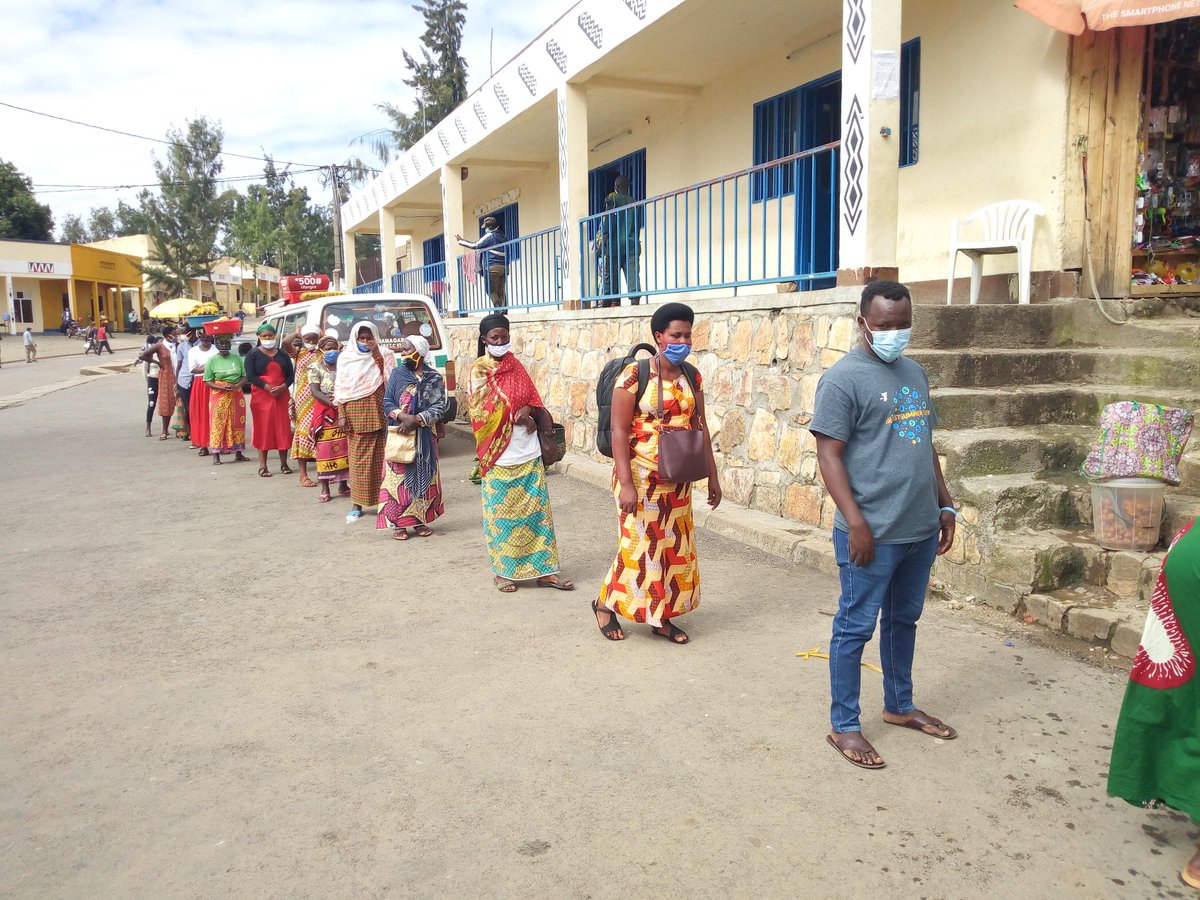 Umunsi wa 1 w'ishyirwamubikorwa ry'ingamba nshya zo kurwanya #COVID19, abaturage bakanguriwe b'umwihariko kwambara udupfukamunwa igihe cyose bagiye ahari abandi bantu. Harifashishwa indangururamajwi, abahwituzi,... Ni ku bufatanye na <a href="/PSF_Rwanda/">PSF Rwanda</a> ya Nyanza n'inzego z'umutekano