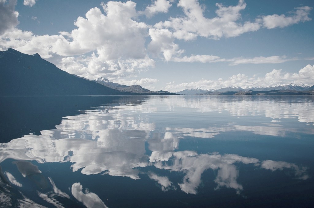 RoLuvsSims's tweet image. The Mirror World | A poem. #poetry #booomcha #poem booomcha.com/2020/05/the-mi…