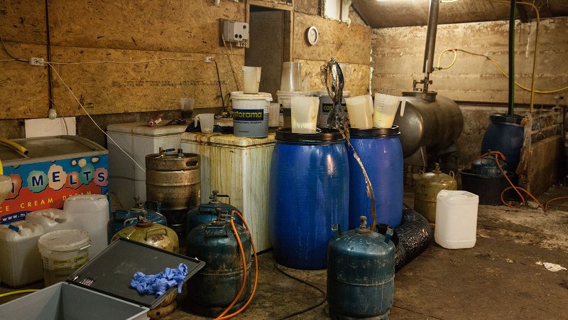 Politie vindt gloednieuw drugslab in een schuur bij een boerderij in Eext:..