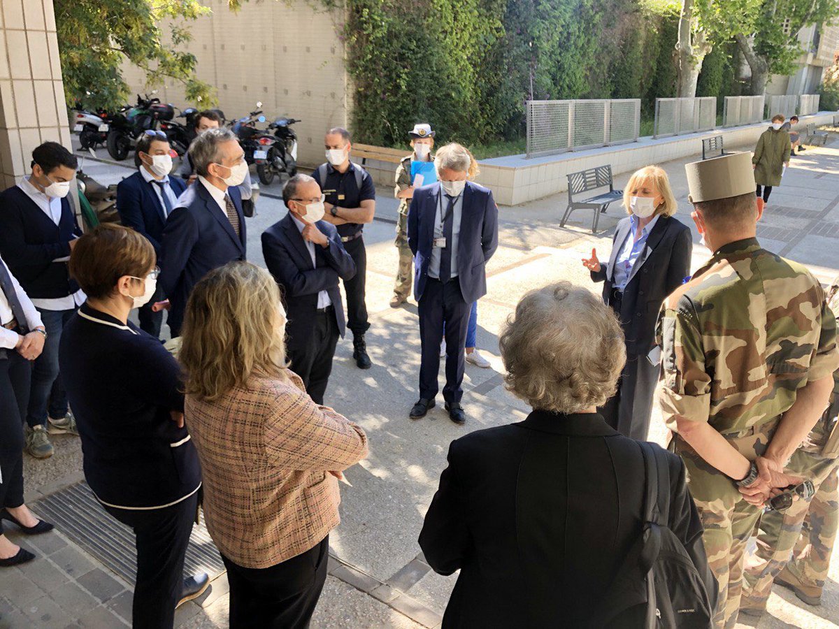 francoisedumas_'s tweet photo. A l’Hôpital de la Conception de Marseille, à l’invitation du GCA Benoît HOUSSAY, commandant la Zone de Défense et de Sécurité Sud, pour rencontrer les militaires du #2eREG qui apportent un soutien logistique capital au personnel soignant de l’#APHM qui lutte contre le #Covid19. https://t.co/LtOpKcAsa9