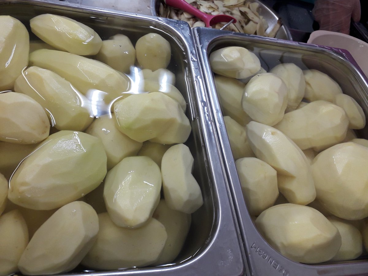 MagdalenaKotRD's tweet image. Quite enjoyed being potato cinderella on my day off helping @BrumSlowFood @EatMakePlayB16 to peel and save potatos #projectpotato from going to waste. The power is in community coming together 💪💟