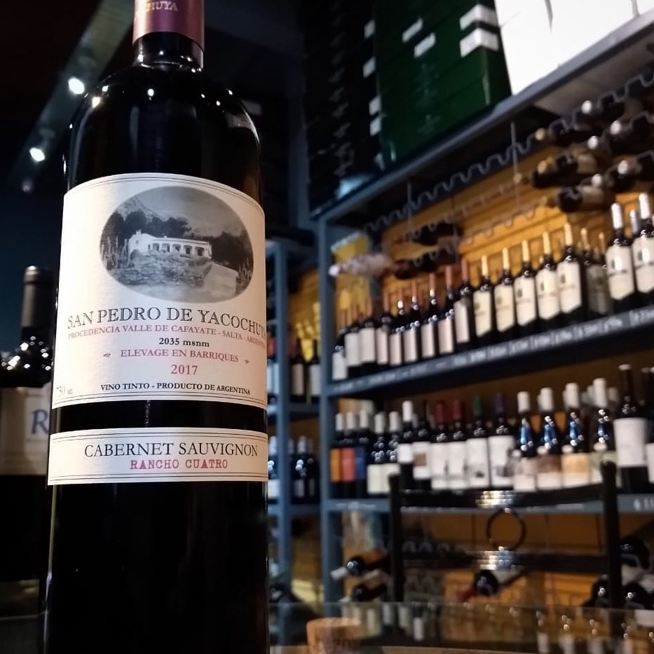 Este San Pedro de Yacochuya Cabernet Sauvignon viene de viñedos a 2000 metros de altura y solo se hicieron 4500 botellas. 🌵 
Mandanos un mensaje al 1144082525 y te contamos sobre este combo o la caja a la medida que vos quieras. 😉Pedilo antes de las 12 y recibilo en el día. 📲
