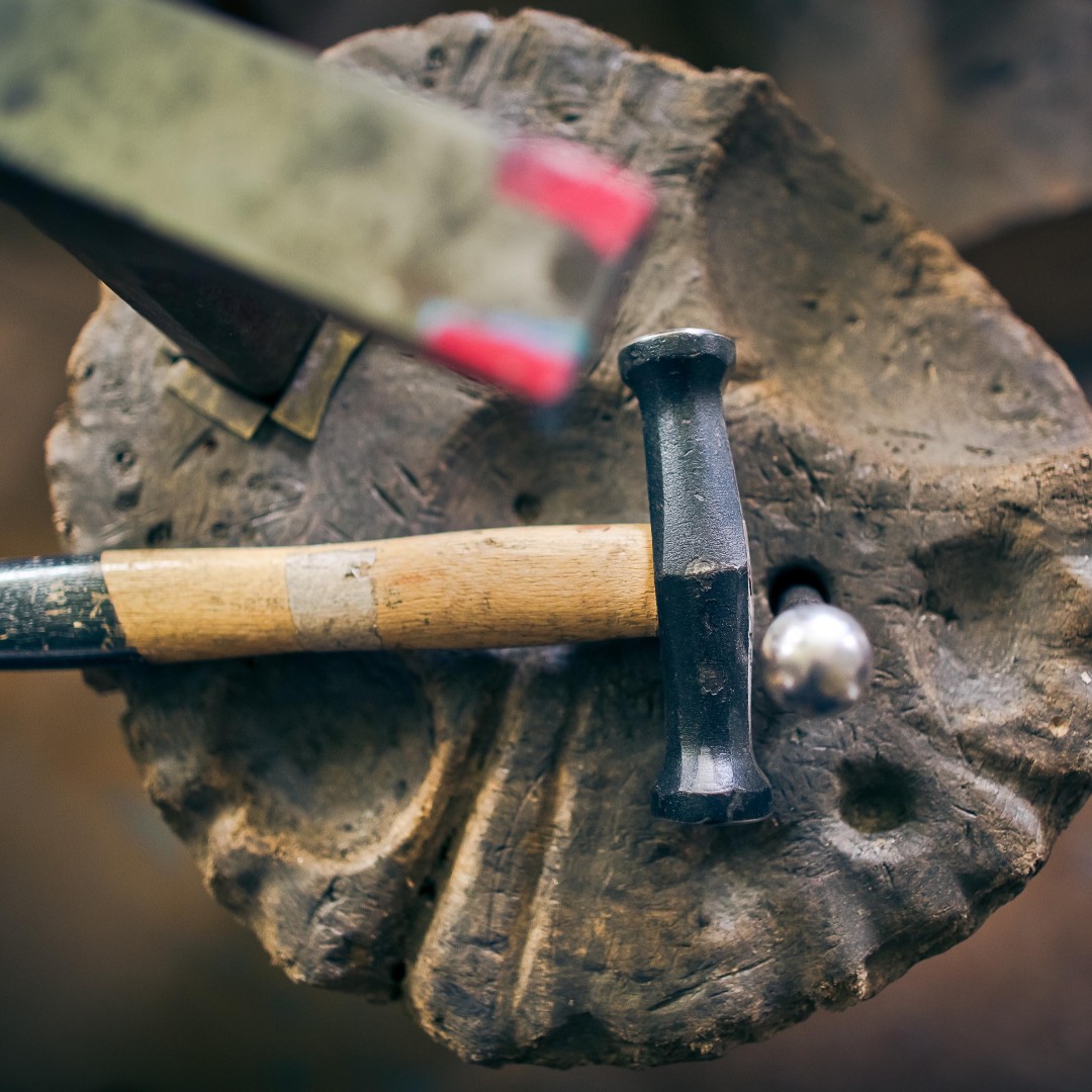 Third and final #GoldsmithsCOVID19Fund grant application window opens on 5 May at 10am, providing jewellers, silversmiths &amp; those working in the allied trades with an opportunity to receive a £1,500 grant from #GoldsmithsCompanyCharity - Read more: bit.ly/GoldsmithsCovi…