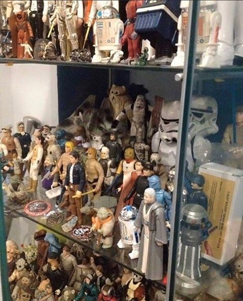 🥇 ¡Coleccionismo a la máxima potencia! No, no se trata de una tienda, este coleccionista valenciano lleva décadas recopilando figuras de acción de Star Wars, Ghostbusters y muuuucho más. 
#tustesorosfrikishcc #starwars #ghostbusters  #coleccionismo #actionfigures