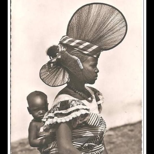 .  - tresses cimier -Les femmes du groupe des Peuls (Senégal, Soudan et Guinée - fouta Djallo) se tressent en cimier. C’est une véritable architecture posée sur leur tête. Je ne connais pas la signification de la coiffure, elle doit certainement être liée à la sagesse