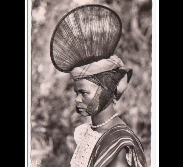 .  - tresses cimier -Les femmes du groupe des Peuls (Senégal, Soudan et Guinée - fouta Djallo) se tressent en cimier. C’est une véritable architecture posée sur leur tête. Je ne connais pas la signification de la coiffure, elle doit certainement être liée à la sagesse