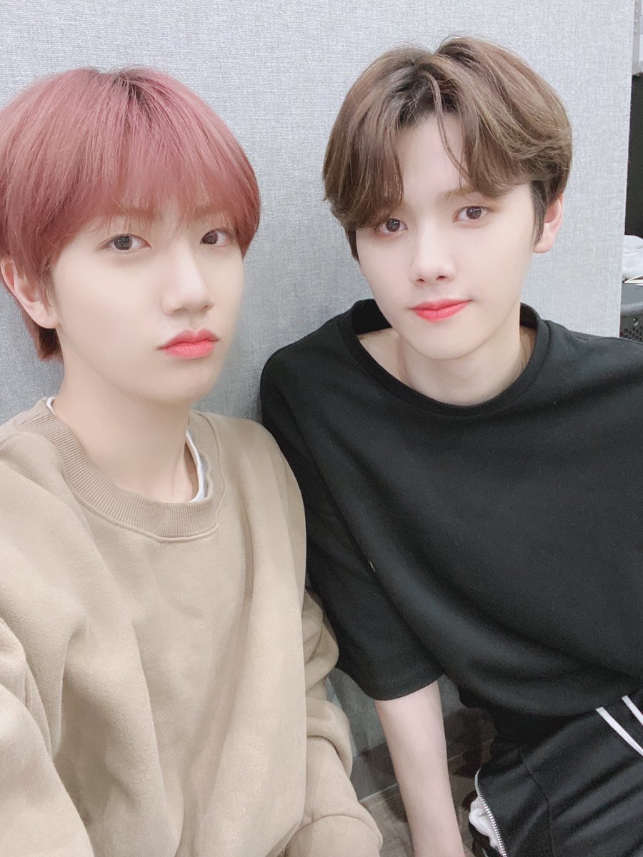 CRAVITY_twt's tweet photo. 여러부운 원진이에여!! 곡팜은 재밌게 보셨나요??ㅋㅋ 오늘 월요일이라 되게 힘들었을텐데 고생했어요ㅎ 다들 얼른 주무시고 저희보면서 내일도 화이팅해여!😆 항상 사룽해여😘 #저희가_응원합니다 #원진 #민희 #Friend #cross https://t.co/M9V0wBrYAv