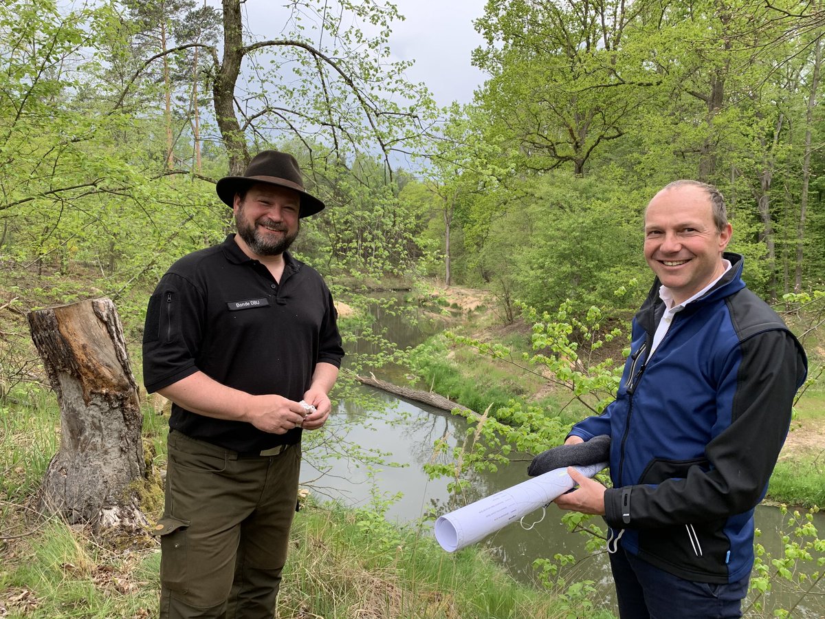 Gruen_WGuenther's tweet photo. Heute in #Halbendorf #Lausitz mit @alexbonde von der @umweltstiftung, die sich hier mit 1 Mio Euro engagiert hat. Abschluss des Projekts Redynamisierung der #Spree. Ein tolles Beispiel für ökologischen Hochwasserschutz: mehr Raum fürs Wasser, mehr Lebensraum für Flora und Fauna. https://t.co/ssBQRw6e87