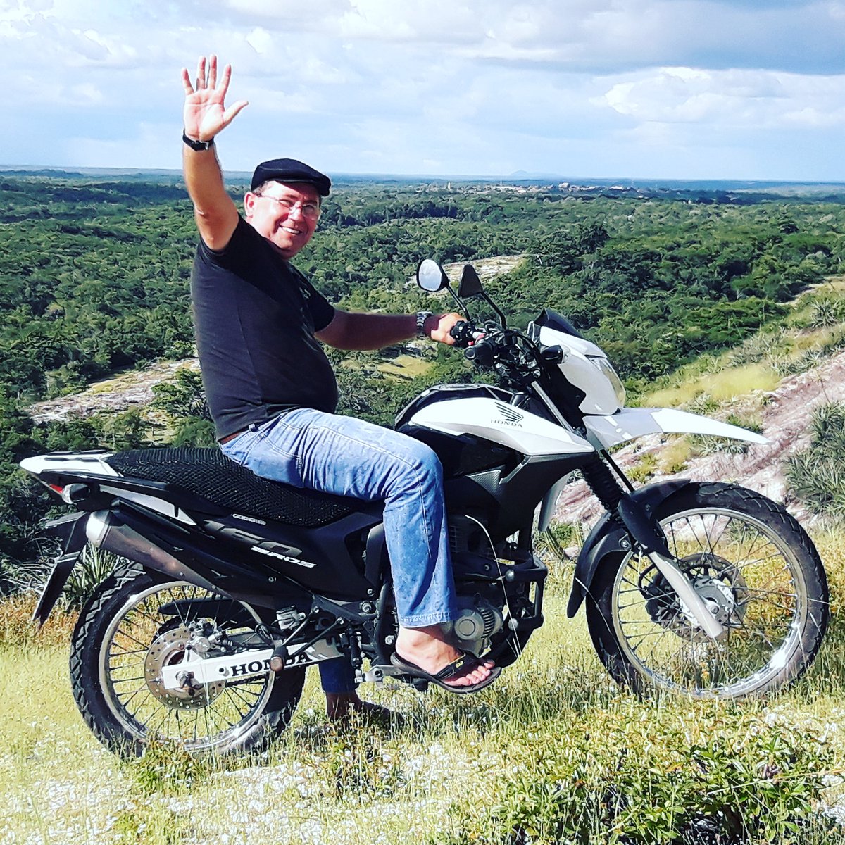 arnaldofernand's tweet photo. Subida ao monte para oração e louvor à Deus. https://t.co/lmGqiFT2e9