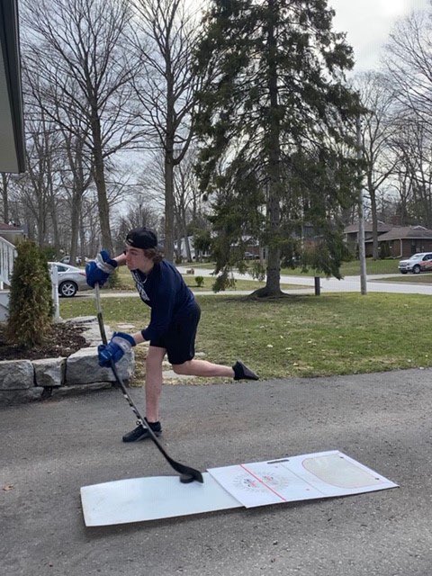 Lunge right foot🦶forward ⏩ into the week 👊 with @EthanLarmand55 

#runwiththepack🐺 | #HockeyAtHome