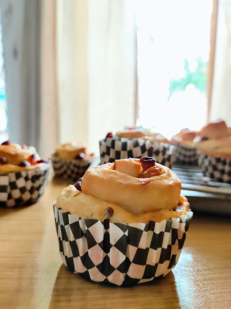 littlefoodfairy's tweet photo. Chelsea buns that obey the #socialdistance 
anyone? Just having a little fun during the #Lockdownextention 
#StayHome, #StaySafe and #staysane everyone 🥰

https://t.co/PzdPchVj9R

#socialdistancesessions #homebaking https://t.co/66F8u9Rdoa