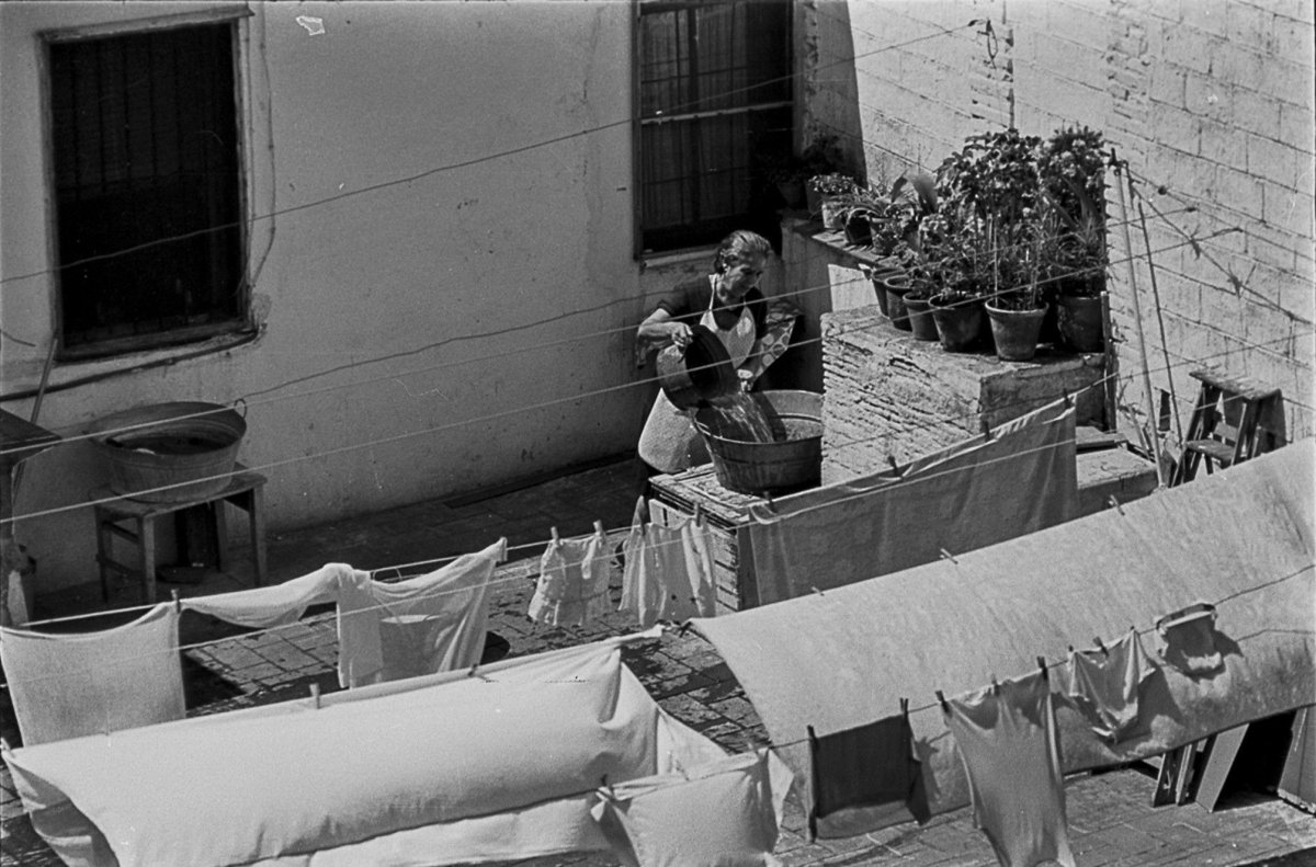 fugafoto's tweet photo. ¡Mañana martes 5 de mayo, última sesión de #FugaOnAir! A las 19h con @ImbaderNoe sobre Hª de la fotografía feminista. ¿Qué historia nos han contado? 
Inscripciones: https://t.co/MCp5dtwglv
Más info: https://t.co/zg1LVkicQS

© CARME GARCIA, AFB, 1966 https://t.co/9sSU3e6TMe