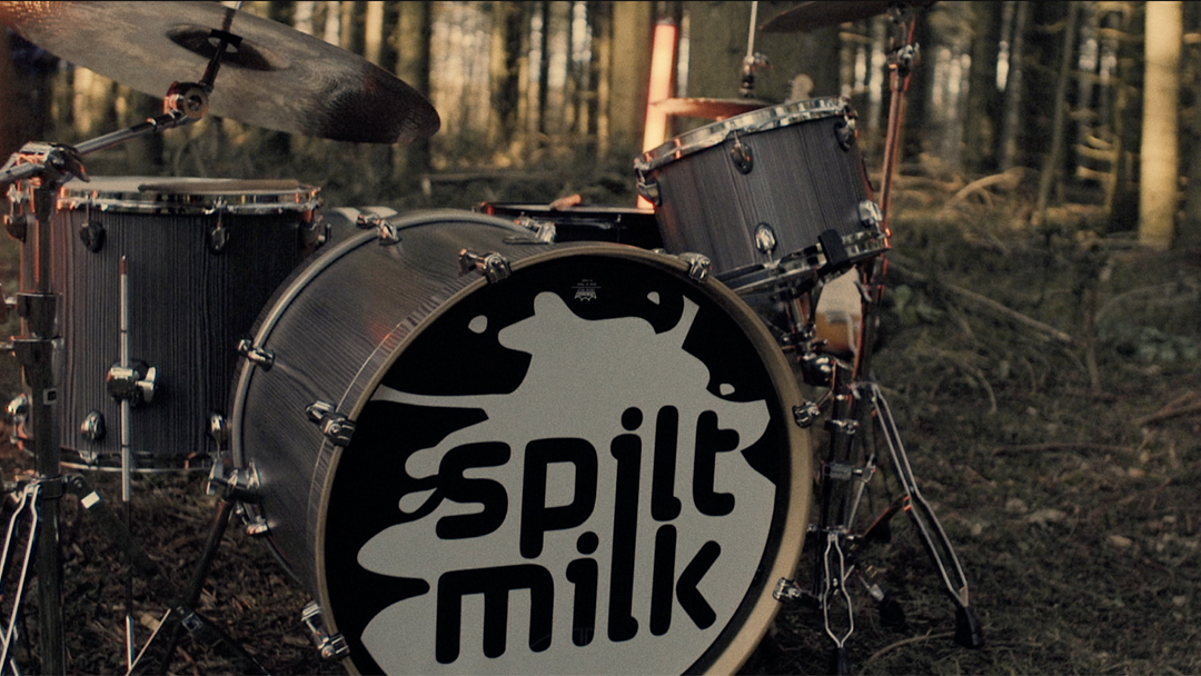 As part of our Moving Target promotion we want you to send us videos of you singing and dancing to the new single. We’ll then create one big spilt milk fan video that we’ll post on our socials this week! Message the page for any more details #upthemilk