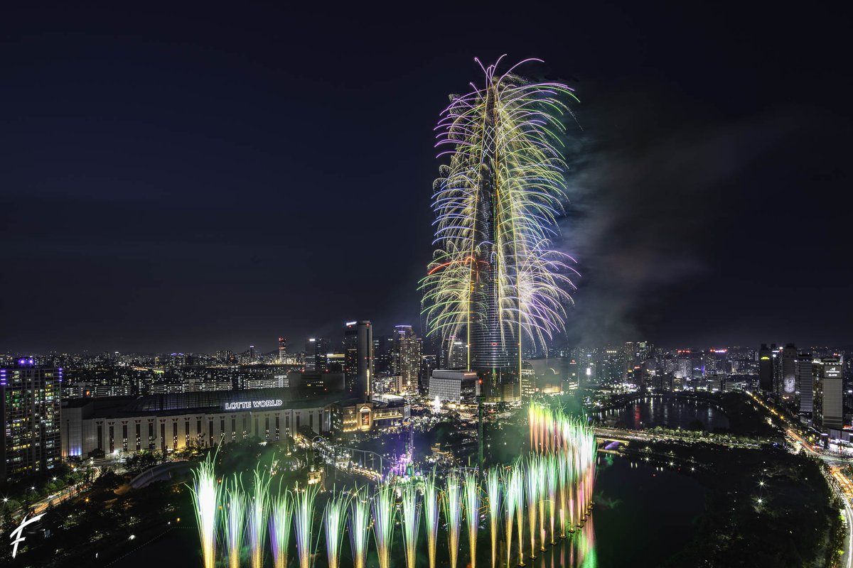 GroupeFpyro's tweet image. Exactly one year ago @GroupeFpyro was in Seoul for a spectacular show on the Lotte World Tower. Let&apos;s throwback and have a look at the backstage of this unique show, on one of the highest tower in the world !

#groupef #fireworks #SouthKorea @lotteworldtower #lotteworldtower