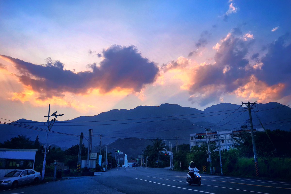 eblis37's tweet photo. ．
.
Ride off into the sunset 🤠
.
．
#sunset_pics #roam #igerstaiwan #ig_myshots #sunsetporn #taiwan #taitung #sunsetlovers #tonekillers #photooftheday #moodygrams #写真好きな人と繋がりたい　#ファインダー越しの私の世界　#一人旅　#台湾　#rideoffintothesunset #travel #tour https://t.co/fTI4v0bUMs