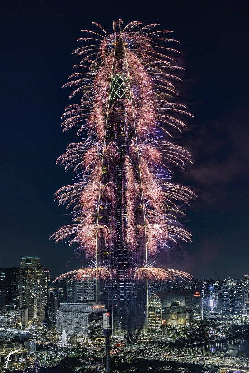 GroupeFpyro's tweet image. Exactly one year ago @GroupeFpyro was in Seoul for a spectacular show on the Lotte World Tower. Let&apos;s throwback and have a look at the backstage of this unique show, on one of the highest tower in the world !

#groupef #fireworks #SouthKorea @lotteworldtower #lotteworldtower