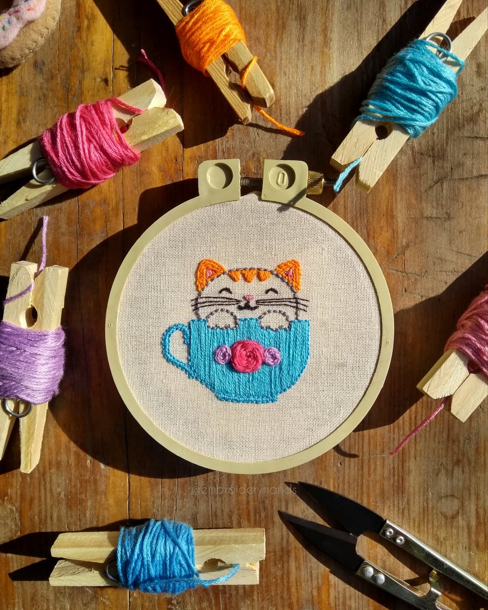 embroideryhands's tweet photo. ✨Buen comienzo de semana✨
🌷Aquí les dejo un bordado que hice con las sesiones en vivo que brindó @SPeligro con @coatsmexico que la verdad estuvieron muy buenas y aprendí varios trucos geniales🌼💕
#handmade #art #embroidery  #colors #bordado #silviapeligro #makeitcoats #cats https://t.co/7nwTrdLB8F
