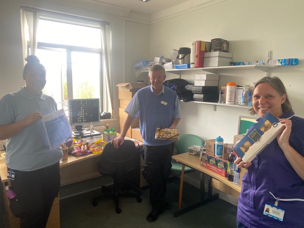 suzymac69's tweet photo. Infection Prevention Team receiving their amazing food box. Thank you so much to @Leeds_Cares We also had lunch supplied by Food4Heroes. How lucky are we! Thank you everyone for supporting and feeding us!! 😊😊🌈🌈 @LeedsHospitals @FacilitiesLeeds https://t.co/BOR5BTaiqe