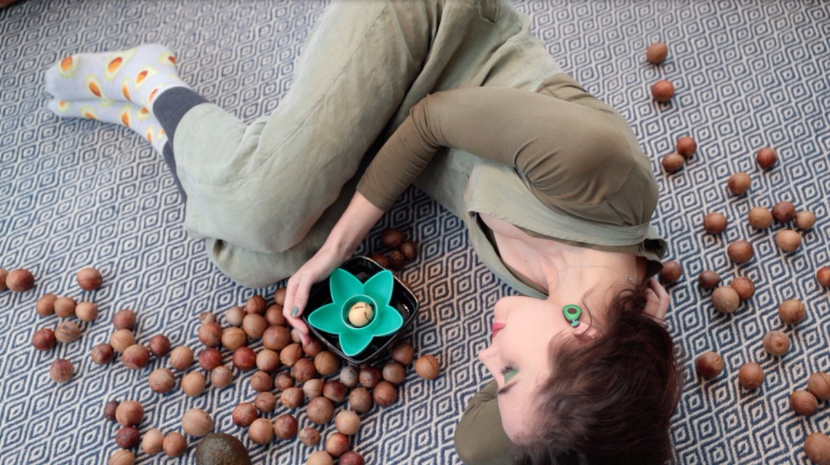 AvoAddictShort's tweet image. A #mockumentary about a #white-#middleclass-#straight-#twentysomething-#freelancer navigating her addiction to the fruit in question. Avvy's earnest 'appreciation' for #Avocados takes us on many paths, but when appreciation turns to #addiction, where's the help she needs?