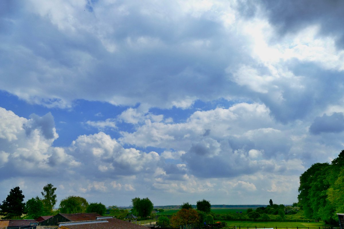 daveroybradley's tweet photo. Looking through the window over the Fens this afternoon ! @ChrisPage90 @WeatherAisling #WindowWeather #StaySafe https://t.co/ha4lE9PphS