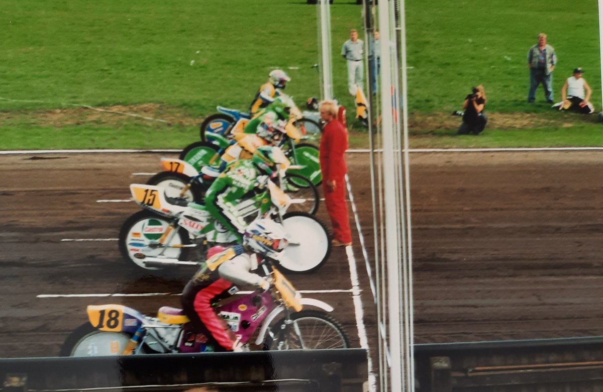 MichielAlbers1's tweet photo. @UprightSpeedway Who can help me, no 18 #whoisit Andre Pollehn thought at first, but he's just sitting on the grass😄
#longtrack #Scheessel #final1995
 https://t.co/J453z4t32T