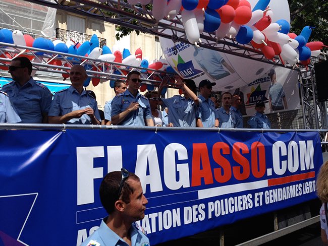 Depuis 2002  @flagasso participe à toutes les Marche des fiertés de  #Paris!  #gayprideEt rassemblent environ 550 adhérents en majorité  #policiers https://www.nouvelobs.com/societe/20170515.OBS9432/policiers-eres-lgbt-un-vocabulaire-ambiant-parfois-difficile-a-vivre.html