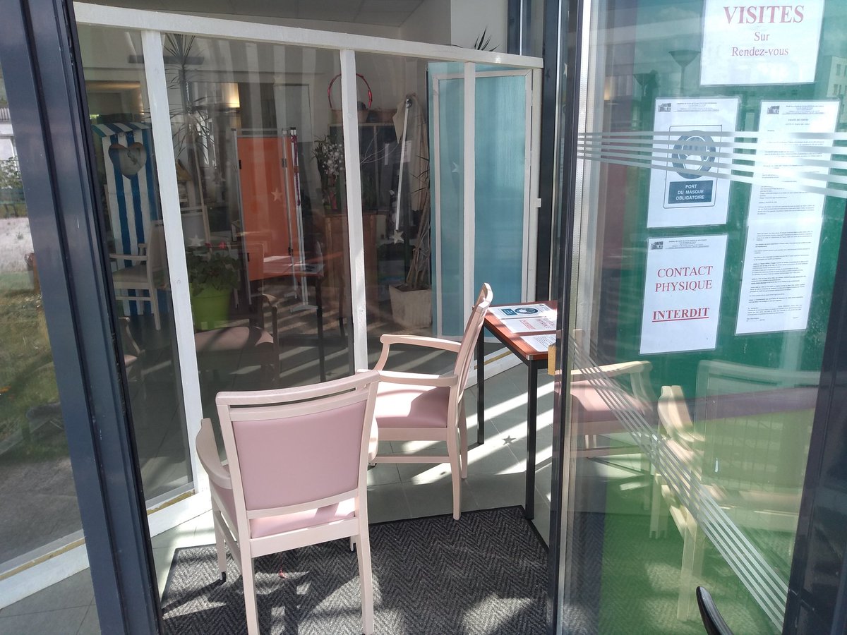Après l'ajout d'une porte et un bon coup de peinture, notre"espace famille" est fin prêt !