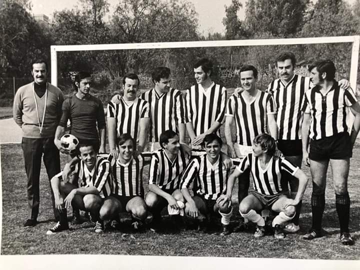 El Caifan mayor <a href="/OscarChavezF/">Óscar Chávez-en memoria-</a>  futbolista .

En esta foto inedita vemos a Chavez -el primero a la izquierda abajo, como integrante del equipo de fútbol del restaurante El Perro Andaluz que ganó la liga universitaria inter-cafeterias y conocidos artistas que frecuentaban el lugar.