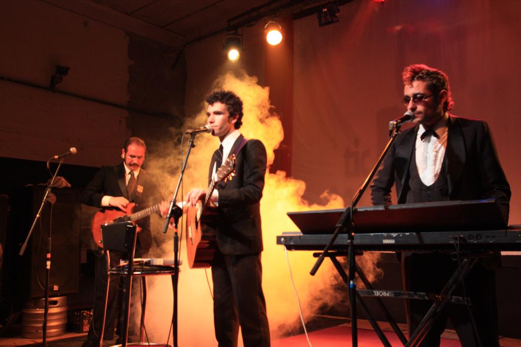 moner80's tweet photo. De quan @MontserrratPop voliem ser com Dorian... Gala de la Fi del Món any 2013. Fotos i vestuari de Naftaline, by la gran e inigualable @erikaperotti que m'ho envia 7 anys després... #UrixSempre❤️ https://t.co/suyqcA8a0E