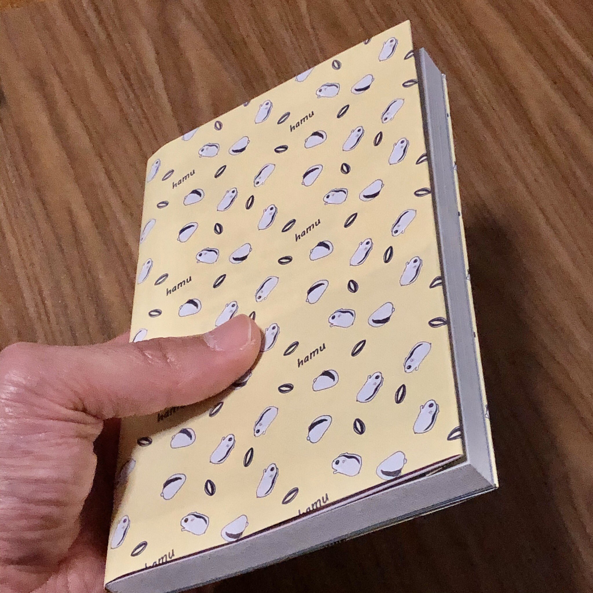 32fuji 娘のためにジャンガリアンハムスターのブックカバーを作ったよ ハムスターの絵はネットでイラスト見ながらサンプリングさせてもらいました 印刷してハサミでカットして折り曲げて簡単に出来るのでとてもお手軽でオリジナルの