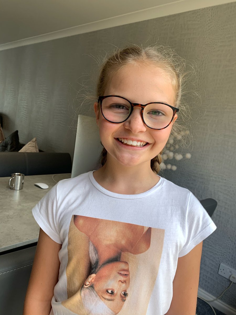 V0NW1LL's tweet photo. Reni wearing her Ariana t-shirt for #GeekyTShirtDay #CHAS @lasswadeps https://t.co/7eV0FB6jTd