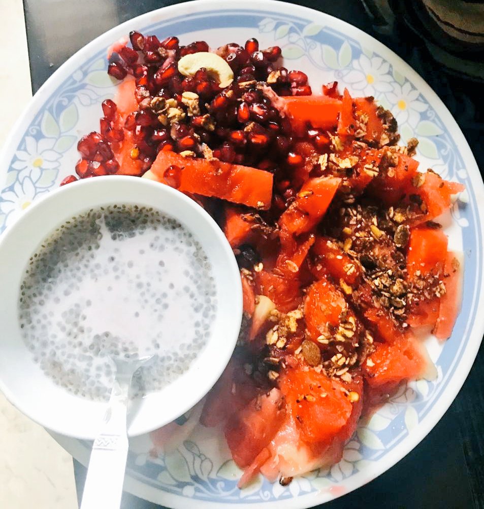 PatrakarKaDhaba's tweet photo. Watermelon Pomegranate with Chocolate Granula and Honey Quinoa with Chia Seed Yogurt Blueberry flavoured by 'K' π§
#CookEatProsper
#Watermelon #Pomegranate #Chocolate #Granula #Honey #Yogurt #Blueberry #Fruits #Mix #Foodie #StayHome https://t.co/HZ8itiwITL