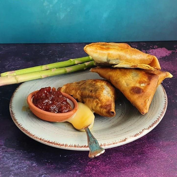 _makersmarket's tweet photo. One of my all time favourite snacks/market breakfast 🙈 @perfectsamosa crunchy golden pastry filled with super tasty and aromatic pumpkin, sweet potato and nutmeg 😋 order your samosa fix for home delivery 🚚💨 10% off until midnight on Wednesday https://t.co/47PitOWBNB https://t.co/0B9gYNLIc3