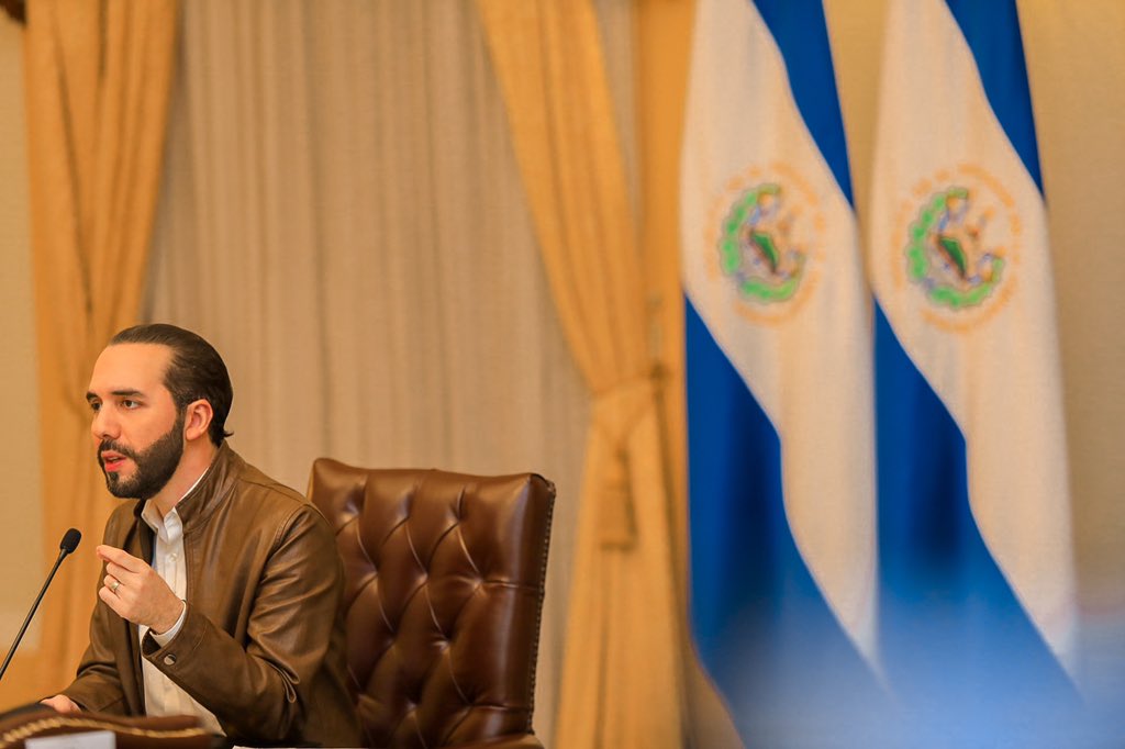 nayibbukele's tweet photo. Se invita al pueblo salvadoreño a sintonizar la Cadena Nacional de Radio y Televisión.

Hoy, a las 8pm.

Todos los canales y emisoras de nuestro país deben enlazarse a la señal piloto.

También podrán sintonizarla a través de Facebook Live, aquí: https://t.co/9YLWpsnaJD https://t.co/6sqsvUZkMa