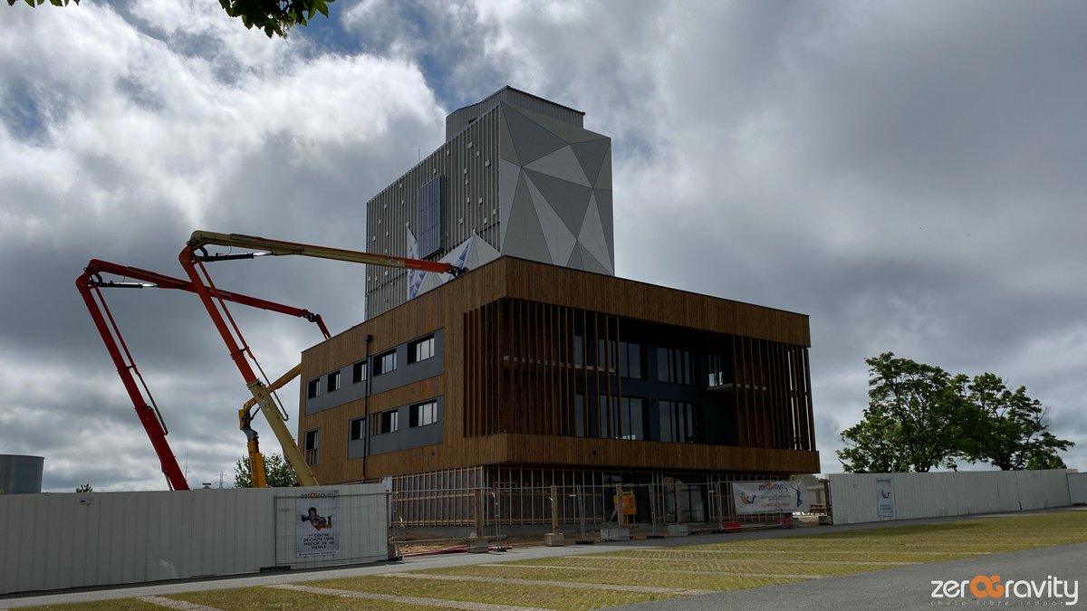 zerOGravity_86's tweet photo. Depuis fin avril, les travaux de finition ont repris progressivement, avec une intervention visible depuis l’extérieur : le bardage décoratif de la tour se dévoile.
Merci #SMAC pour cette belle réalisation !
#FlyFuturoscope #FuturOGravity #FlyOG 🔜🌪 https://t.co/N0T30nSCNl