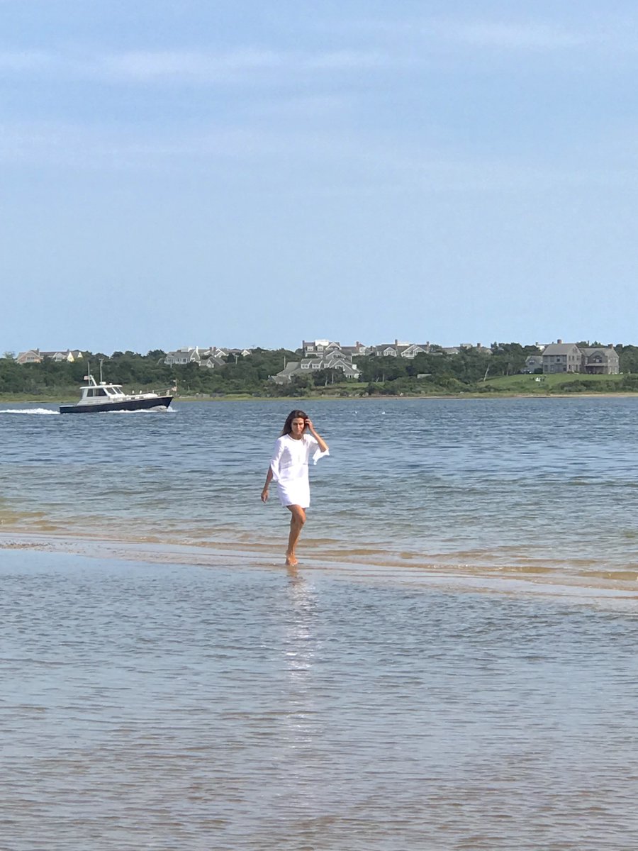 BethFratesMD's tweet photo. Walking for 20 min can boost your out of the box thinking+help with creativity. A 10 min walk can reduce your levels of anxiety. During these uncertain times, we could all use a little more creativity+a lot less anxiety. Get your dose of walking today! 😊#MondayMood #health #tip https://t.co/ZO7Z0LmVcj