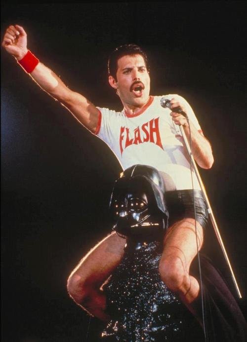 Rafael Rivera al Twitter: "Una de las fotos épicas de la historia: #DarthVader cargando a Freddie Mercury, que usa una camisa de Flash Gordon, durante un concierto de Queen #MayThe4thBeWithYou https://t.co/wyDKPve9wZ" /