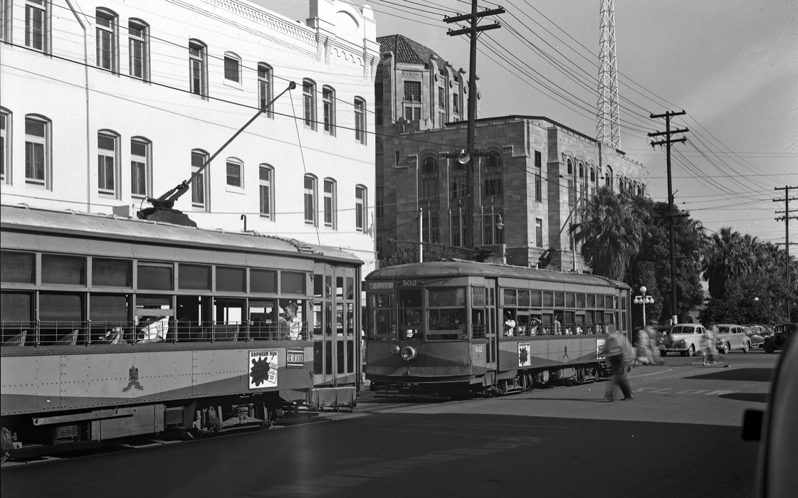 CityofPhoenixAZ's tweet image. A couple of #electrictrolleys near #historiccityhall. The Phoenix Street Railway provided #streetcar service in #Phoenix from #1887 to #1948. The motto was, "Ride a Mile and Smile the While." #allaboard