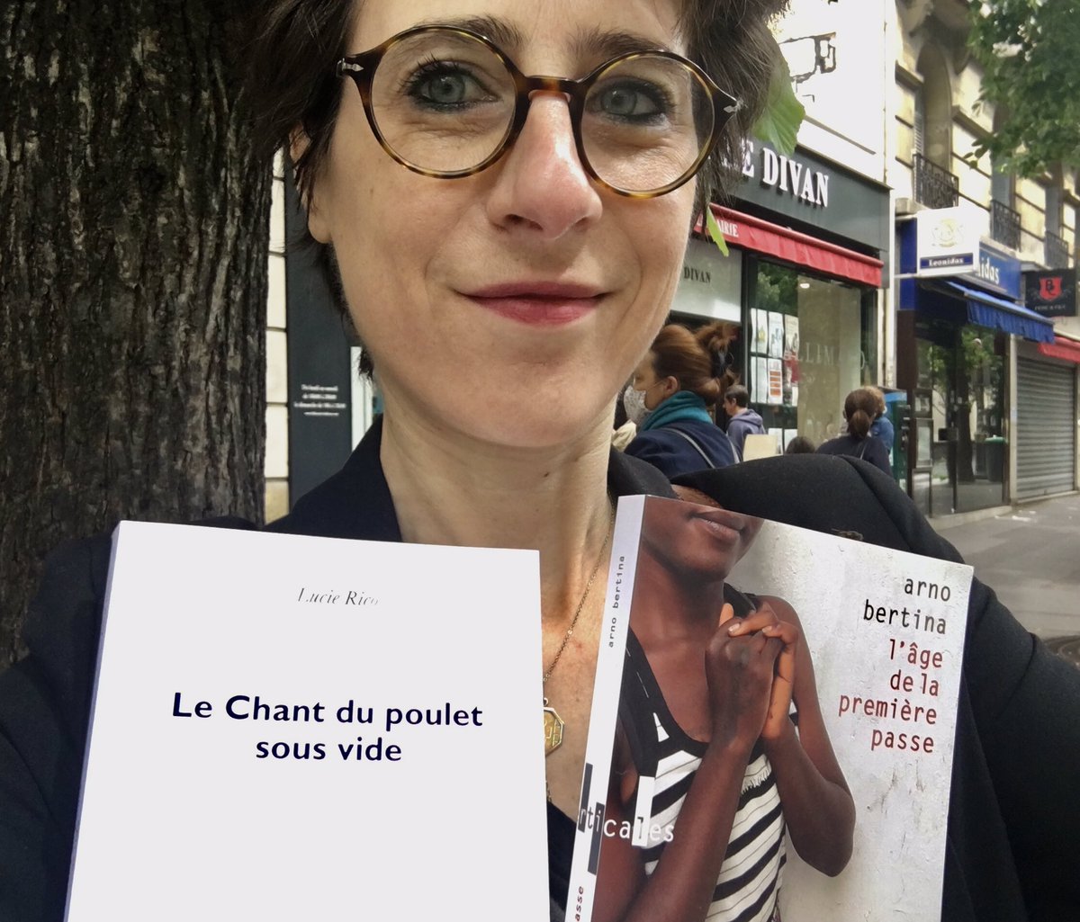 au_pages's tweet photo. Ah ! Cet objet précieux que certains ont jugé non indispensable, donc confisqué ... mais passons !
Et surtout, surtout, ne pas oublier que s’il y a une date de parution pour les livres, il n’y a PAS de date de PÉREMPTION !!! 
@Lucie_R @editionsPOL #editionsverticales #arnobertina https://t.co/25Zc19vkUX