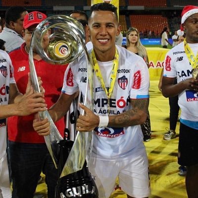 reporterillo's tweet photo. Felicidades !!!
Hoy está de cumpleaños el volante barranquillero James Sánchez.
32 años.
Jugador de @JuniorClubSA 
También pasó por @PrensaUAutonoma 
Debutó en @ValleduparVFC 
Jugó en Panamá, en San Francisco, Atlético Chiriquí y Chorrillo FC.
Se formó en la Escuela Édgar Perea. https://t.co/vqDAYdYBlA