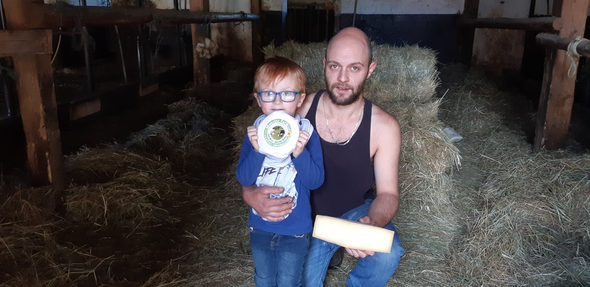 68pg's tweet photo. Un village #breton commande 1000 fromages pour soutenir un éleveur #alsacien de  Muhlbach-sur-Munster https://t.co/oel8ZXv1P2
