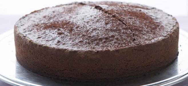MeenaDasNarayan's tweet photo. Today being special I wanted to make my favourite vanilla cake, but majority in the house on and made a chocolate cake..... overpowered that's why 😇😇 that was for tea, Veggie biriyani for lunch with raitha and pappadum #MenuToday https://t.co/4CDkhFIlv8